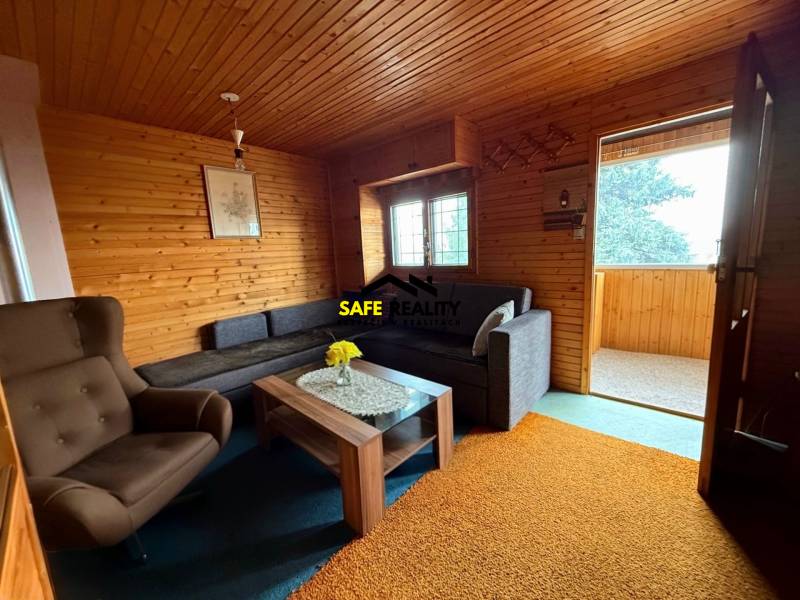 Interieur der Hütte mit Sitzgelegenheiten und Holzverkleidung.