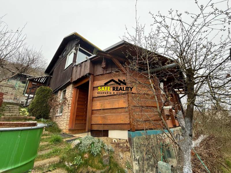 Hütte bei Žilina mit Treppen, Holzverkleidung und Nähe zur Natur.