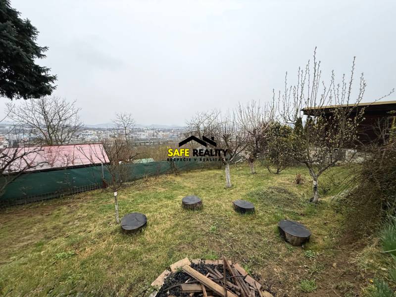 Ein Garten bei der Hütte in Žilina mit Blick auf die Stadt und die Bäume.