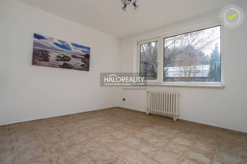 Ein geräumiges Zimmer mit Fenster und Heizkörper in einem Einfamilienhaus.