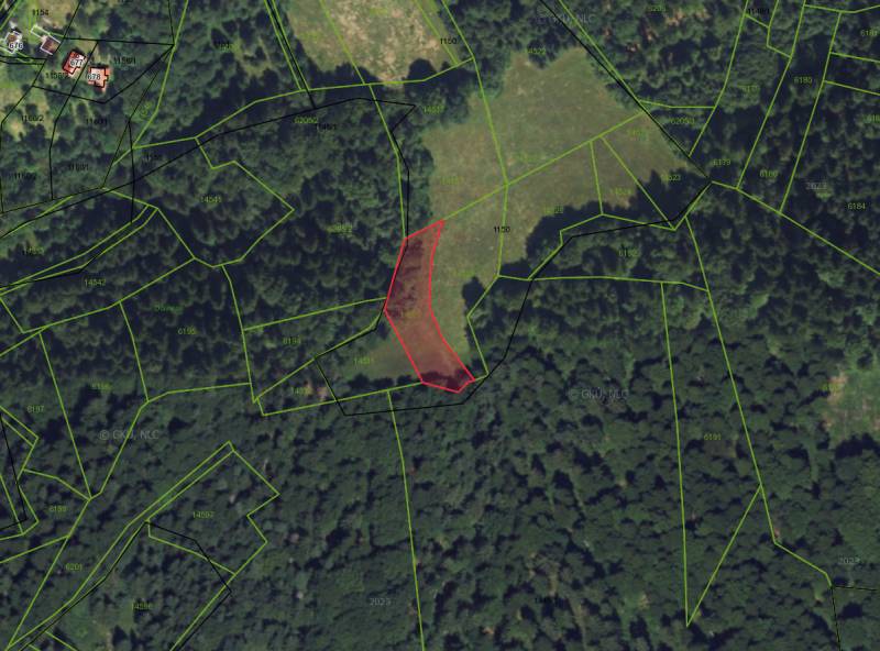 Der Satellitenkarte zeigt landwirtschaftliche und forstwirtschaftliche Grundstücke in Lazy pod Makytou mit eingezeichneten Parzellen.