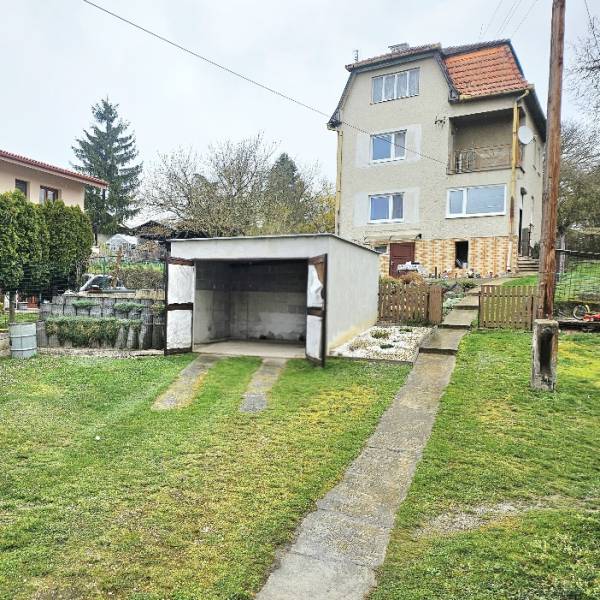 Ein Einfamilienhaus in Horné Ozorovce, Bánovce nad Bebravou, mit Garage und Garten.