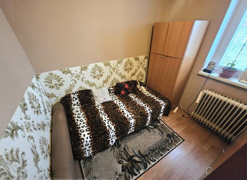 Sofa mit Stickerei, persische Betttruhe, beheizte Heizung, Boden mit Ausgleichsmasse, funktionierend.