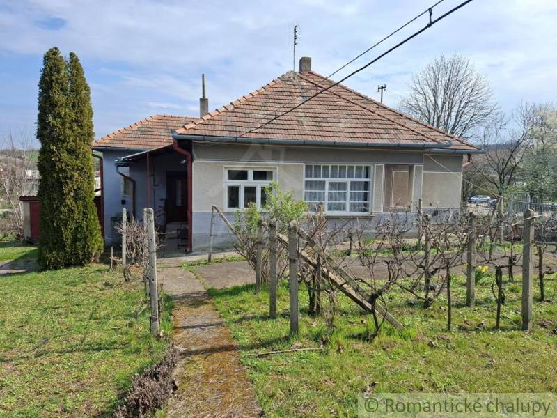 Ein Einfamilienhaus in Ľuba mit Garten und Weinberg.