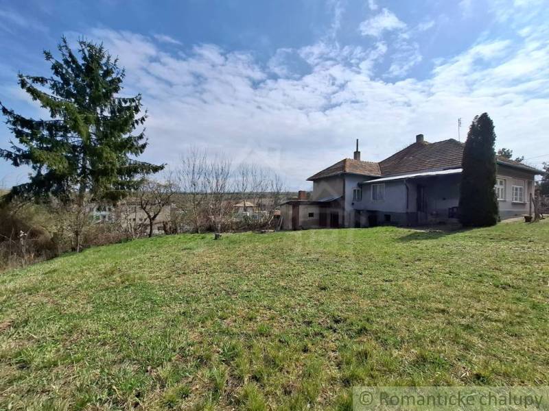 Ein Einfamilienhaus in Ľube mit großem Garten und blauem Himmel.