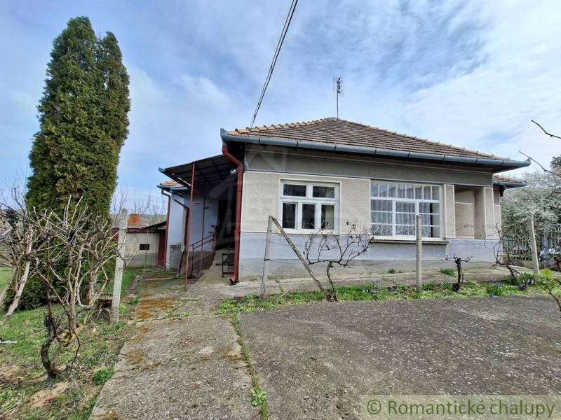 Ein Einfamilienhaus in Ľuba, umgeben von Grün, mit einstöckiger Konstruktion und Garten.