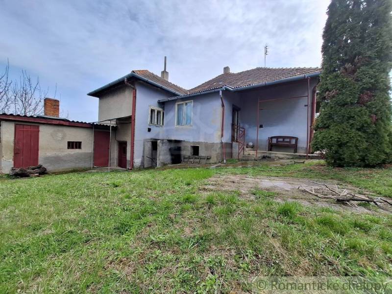 Exterieur eines Einfamilienhauses in Ľuba mit Garten und mehreren Anbauten.