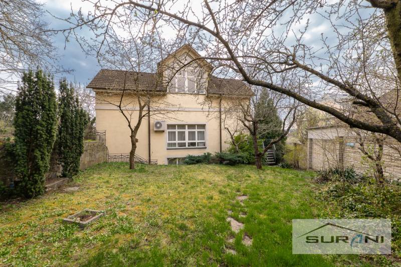 Ein Einfamilienhaus mit einem geräumigen Garten und Zierbäumen in der Krčméryho-Straße in Bratislava.