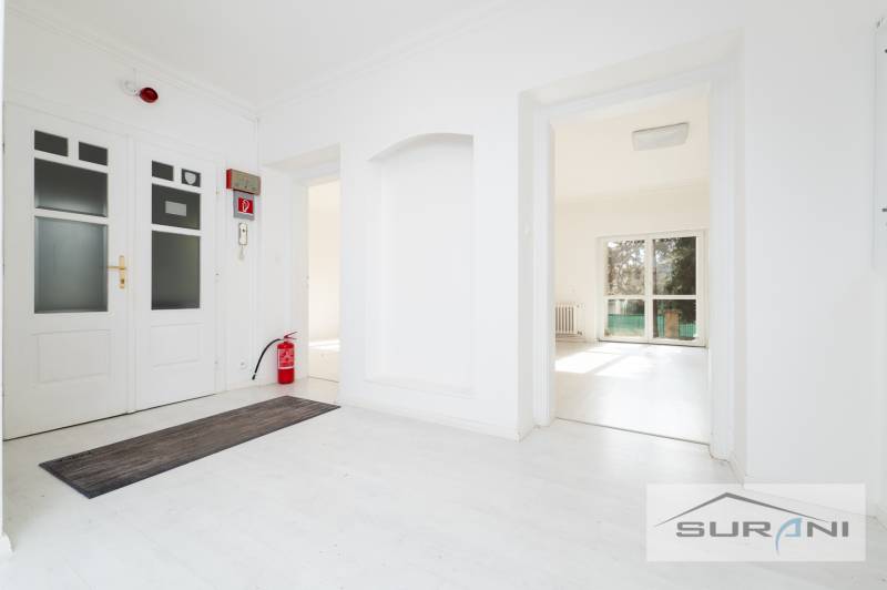 Helles Interieur einer 4-Zimmer-Wohnung mit Holzboden und Feuerlöscher.