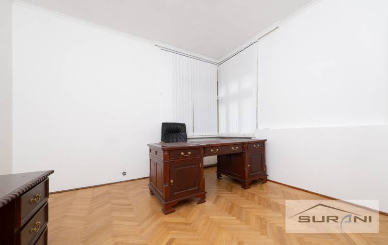 Büroraum mit Holzmöbeln und Boden mit Holzdekor in einer 4-Zimmer-Wohnung.