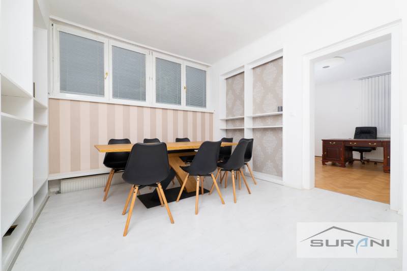 Essbereich mit Tisch und Stühlen, daneben ein Büro mit Schreibtisch, 4-Zimmer-Wohnung.