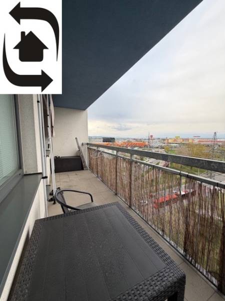 Balkon einer 2-Zimmer-Wohnung in Bratislava - Ružinov, Ružinovská, mit Blick auf die Stadt.