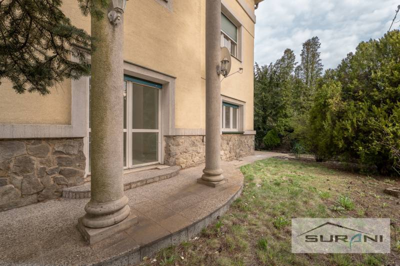 Außenbereich des Hauses mit Steinfassade und kleiner Veranda in der Krčméryho-Straße in Bratislava - Staré Mesto.