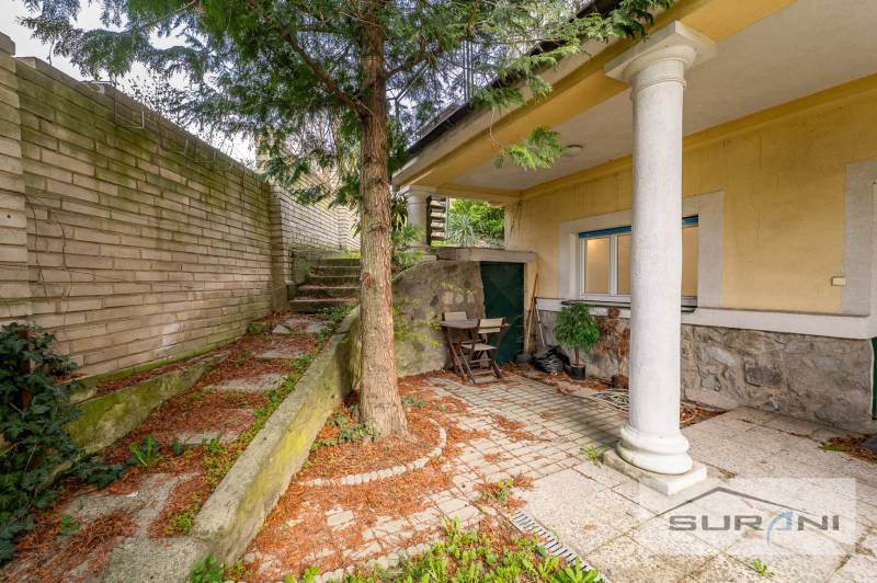 Exterieur einer 4-Zimmer-Wohnung in der Krčméryho-Straße in Bratislava - Altstadt mit Baum und Treppenhaus.