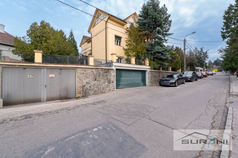 Krčméryho Straße in Bratislava - Staré Mesto mit Garageneinfahrt und geparkten Autos.