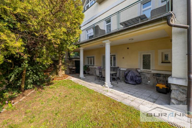 Garten mit Sitzbereich bei einer 4-Zimmer-Wohnung in der Krčméryho-Straße, Bratislava - Altstadt.