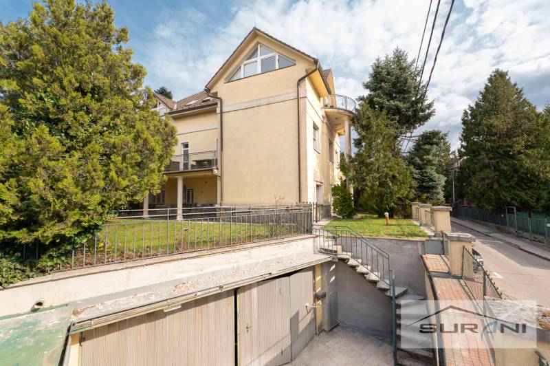 Gelbes Haus mit Garten und Garage in der Krčméryho-Straße in Bratislava - Altstadt.