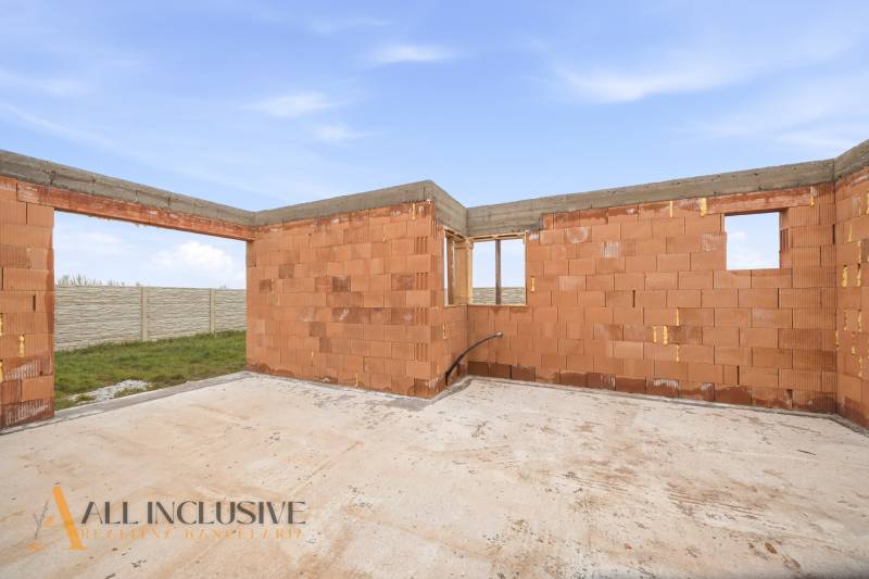 Ein unvollendetes Einfamilienhaus in Veľké Dvorníky mit nackten Ziegelwänden und Betonboden.