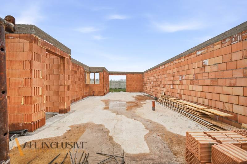 Der Bau eines Einfamilienhauses in Veľké Dvorníky mit Ziegelwänden und Betonfundament.