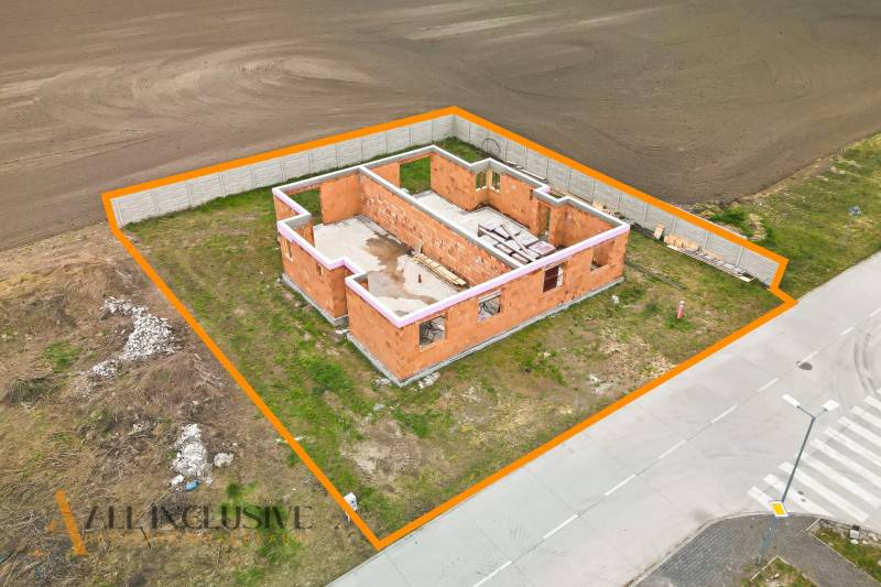 Unvollendetes Einfamilienhaus in Veľké Dvorníky, umrandet mit einer orangefarbenen Linie, an der Straße gelegen.