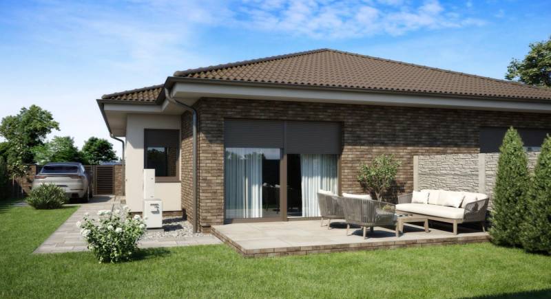 Ein Einfamilienhaus in Veľké Dvorníky mit Terrasse und einem Auto in der Einfahrt.