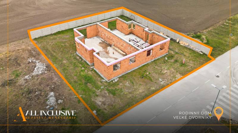Der Bau eines Einfamilienhauses in Veľké Dvorníky auf einem von einem Zaun umgebenen Grundstück.