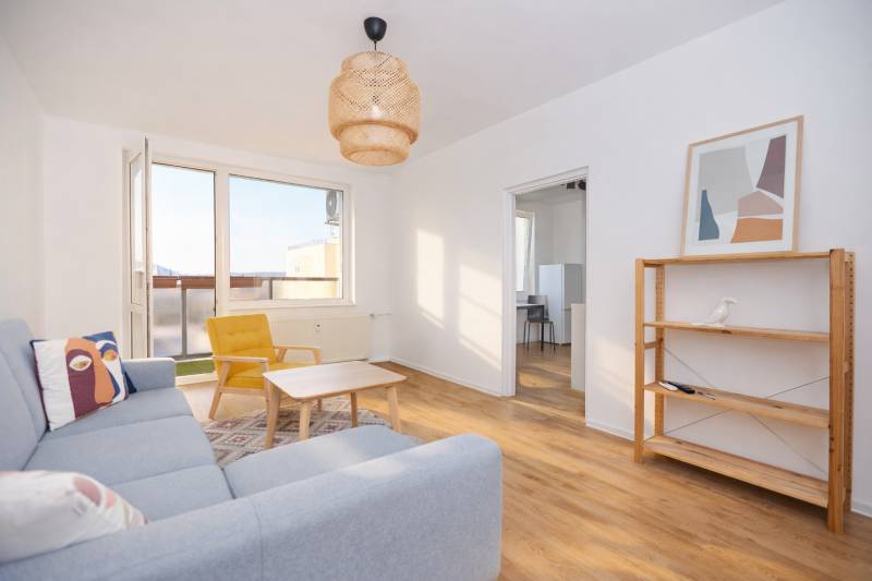 Helles Wohnzimmer in einer 3-Zimmer-Wohnung mit Holzboden und Designelementen.