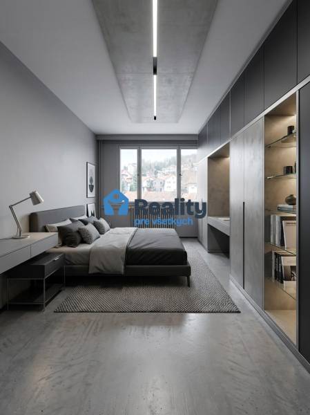 Schlafzimmer in einer 2-Zimmer-Wohnung mit Textilien und Einbauschränken, Boden mit Holzdekor.