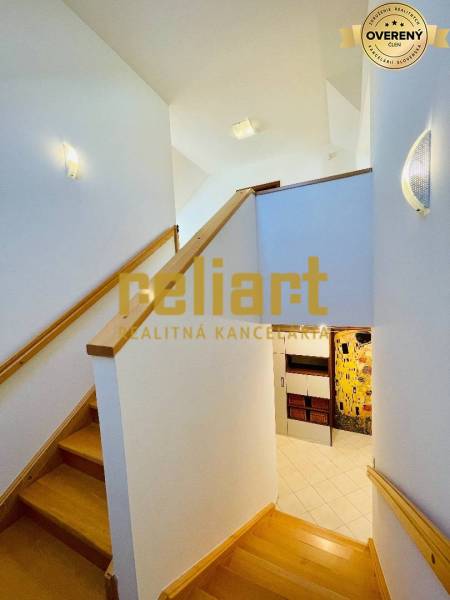 Innenraum eines Einfamilienhauses mit Treppe und Boden in Holzoptik.