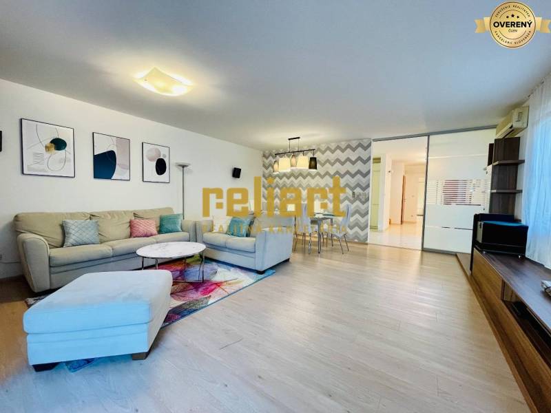 Wohnzimmer in einem Einfamilienhaus mit Sofa, Dekorationen und Holzboden.