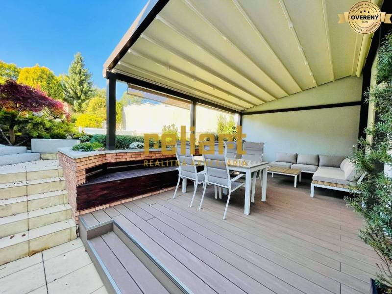 Die Terrasse eines Einfamilienhauses mit Sitzgelegenheit und Pergola in der Kozičova-Straße, Bratislava - Devín.