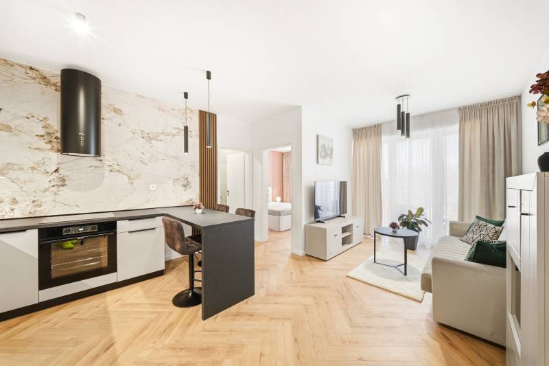 Innenraum einer 4-Zimmer-Wohnung mit Küche und Wohnzimmer, Boden mit Holzdekor.