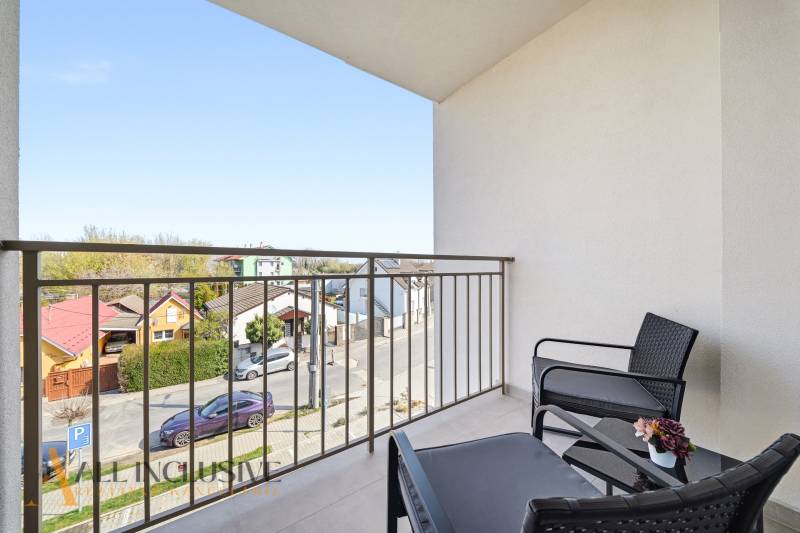 Balkon mit Sitzgelegenheit und Blick auf die Straßen der 4-Zimmer-Wohnung in Dunajská Streda.