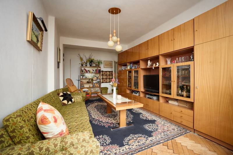 Wohnzimmer in einer 3-Zimmer-Wohnung mit Teppichboden und Holzboden.