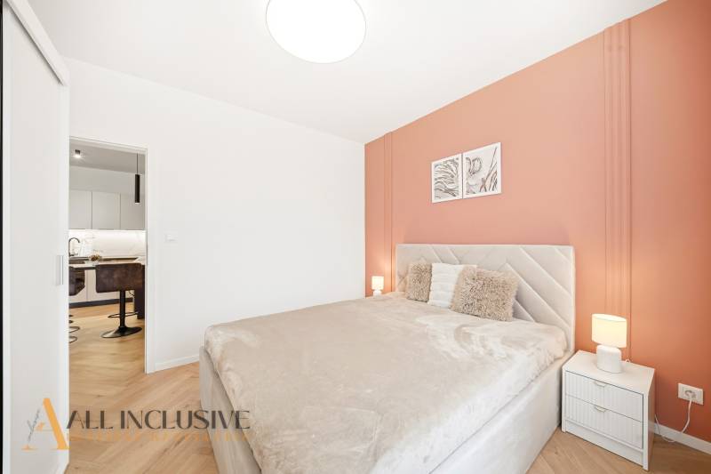 Schlafzimmer in einer 4-Zimmer-Wohnung mit Holzboden und warmen Tönen.