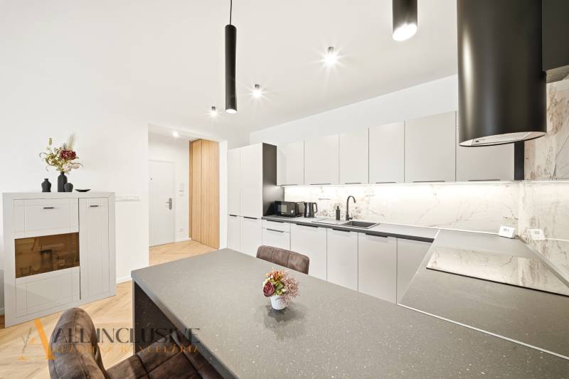 Küche in einer 4-Zimmer-Wohnung mit dezentem Dekor an den Wänden und sanften Farben.