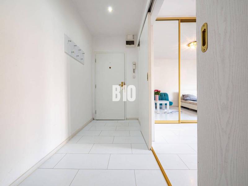 Heller Flur mit Fliesen in einer Einzimmerwohnung. Eingang zum Wohnzimmer.