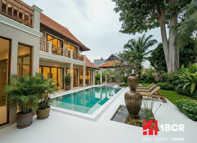 Villa in Pattaya mit Pool, exotischem Garten und geräumiger Terrasse zur Entspannung.