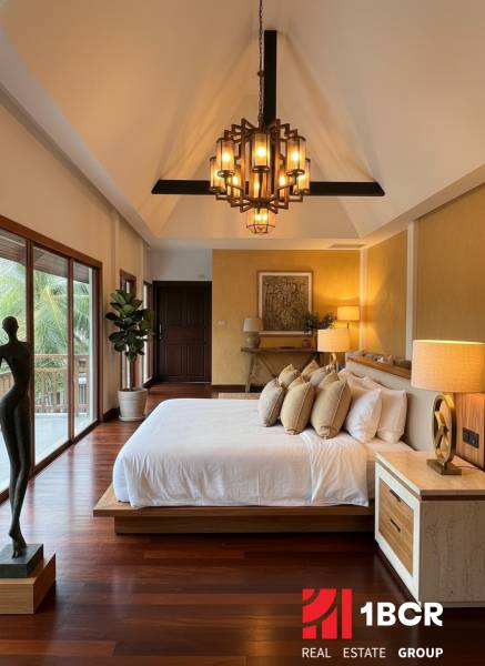Luxuriöses Schlafzimmer in einer Villa mit Holzboden und großen Fenstern.