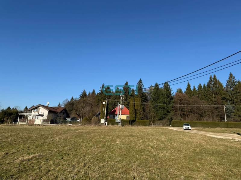 Baugrundstück in Kunerad in der Straße Borie mit Grünflächen und Häusern.