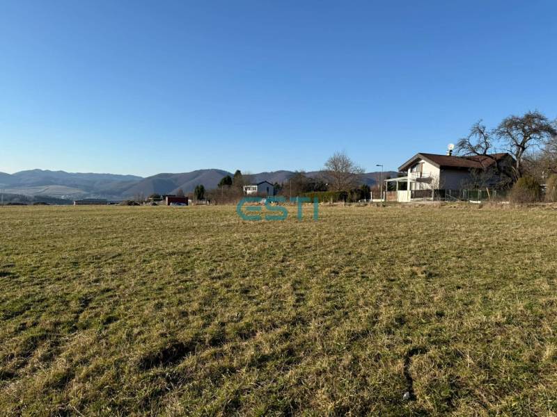 Baugrundstück in Stránske auf der Straße Borie, in der Nähe von Einfamilienhäusern.