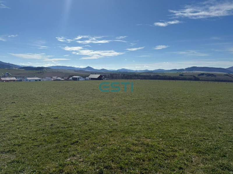 Grundstücke - Wohnen in Stránske auf der Straße Borie. Weitläufige grüne Wiese mit Bergkulisse.