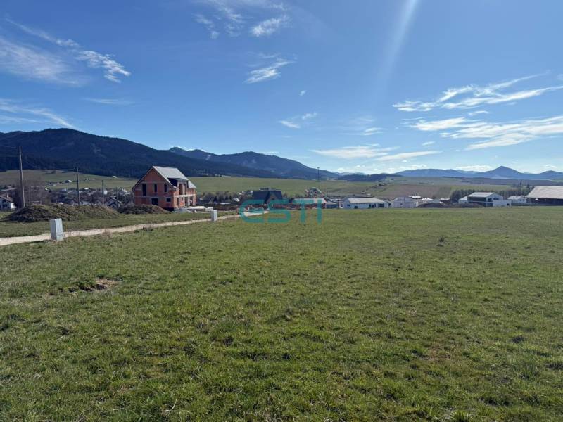 Grundstücke - Wohnen in Stránske, Borie-Straße mit Blick auf die Berge und das Dorf.