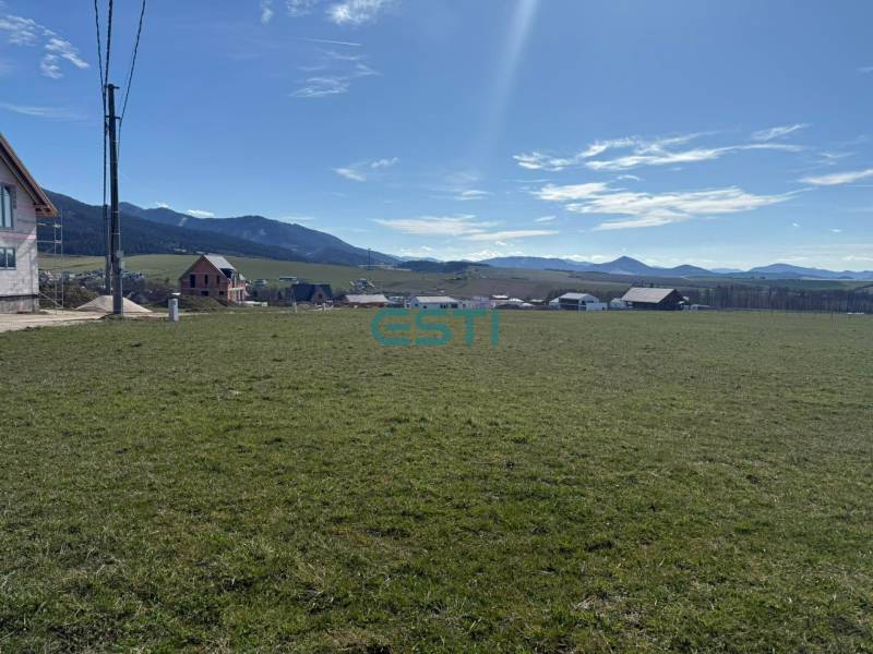 Grundstücke - Wohnen in Kunerad in der Straße Borie. Rasenfläche mit Blick auf die Berge.