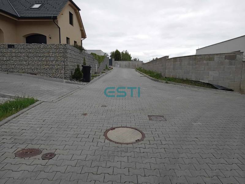 Pflastersteine und Gabionenmauern in der Chotárna-Straße in Žilina, Grundstücke - Wohnen.
