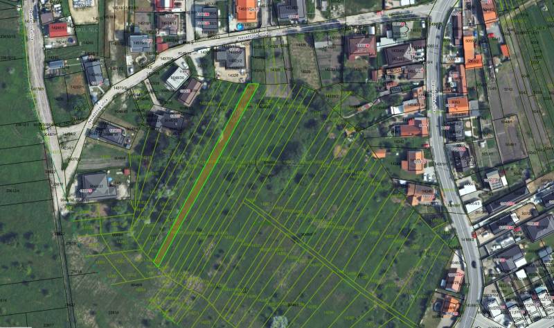 Luftaufnahme von Wohnbaugrundstücken in Zohor mit Parzellennummern.
