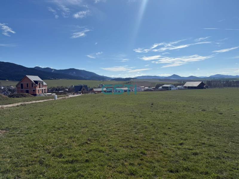 Grundstücke - Wohnen in Stránske auf der Straße Borie mit Blick auf die Berge.