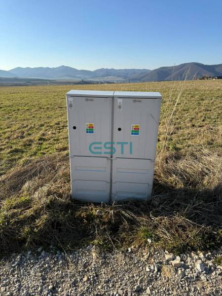 Elektrische Verteilerkästen auf Grundstücken für Wohnzwecke in Boria in Stránské, grüne Wiesen, Berge.