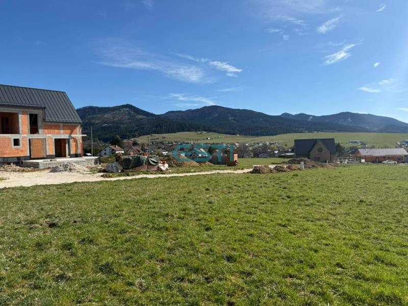 Ein Haus auf einem Grundstück in Borie, Stránske, mit Blick auf die umliegenden Berge bauen.