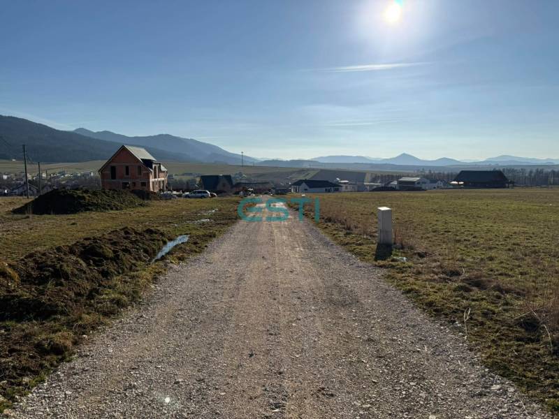 Der befestigte Weg führt zu den im Bau befindlichen Häusern in der Straße Borie in Stránske, Grundstücke - Wohnen.